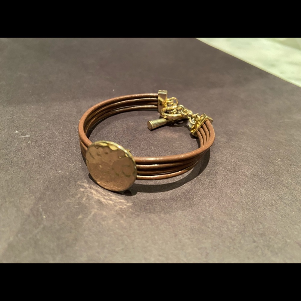 Leather and gold bracelet